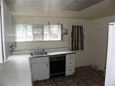 Kitchen. Large Kitchen in Side Unit