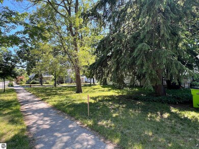 302 W Tenth St, Traverse City, MI 49684 - photo 4