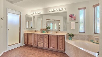 SEPARATE SHOWER & TUB