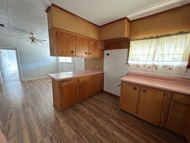 608 W Churchill Ave, Electra, TX 76360 - photo 4