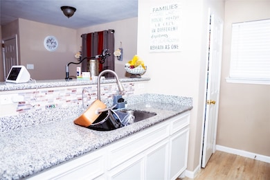 7605 Dyer St, Houston, TX 77088 - photo 6