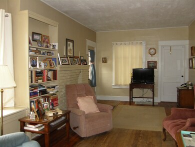 112_Huron_6_LivingRm