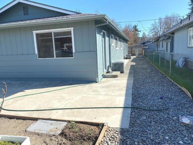 733 SW H St, Grants Pass, OR 97526 - photo 3