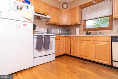 45 Aspen Ln, Levittown, PA 19055 - photo 4