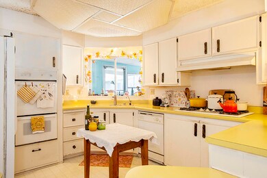 Kitchen Photo 2