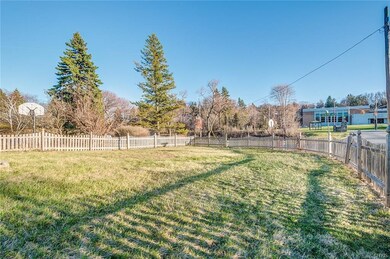 Corner lot side yard - fully fenced-in