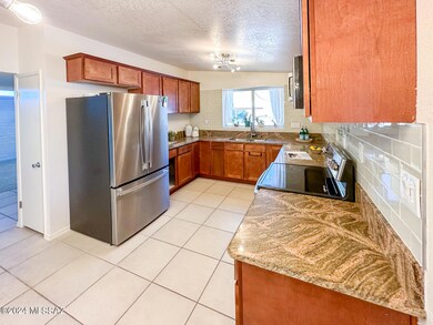 6809-e-hayne-interior-kitchen-dining-2