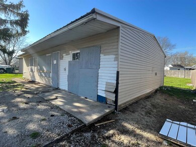 618 E Pine St, Muncie, IN 47303 - photo 2