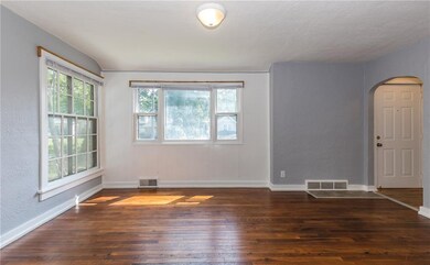 1421 Clinton Ave, Des Moines, IA 50313 - photo 5