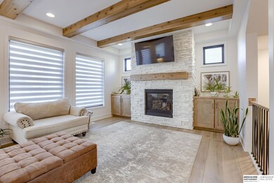 9' ceilings, spacious room