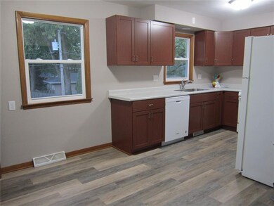 2710 Hickory Dr SW, Cedar Rapids, IA 52404 - photo 3