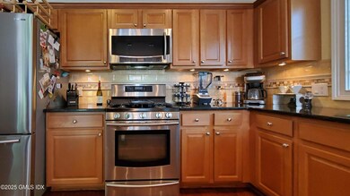 32 Cliff S10+ LR kitchen 4-144406