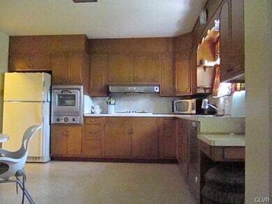 724 N 29th St, Allentown, PA 18104 - photo 6