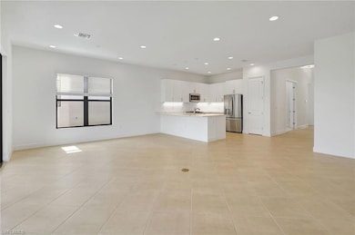 Kitchen with kitchen peninsula, stainless steel ap