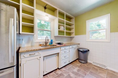 1023 W 3rd St, Cedar Falls, IA 50613 - photo 4