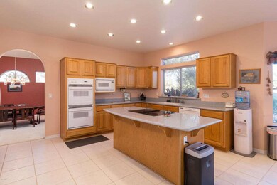 Kitchen w/dbl ovens & island w/bkfst bar
