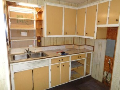 2046 E Grand Ave, Des Moines, IA 50317 - photo 2