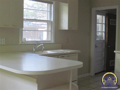 1916 SW Warner Ct, Topeka, KS 66604 - photo 4