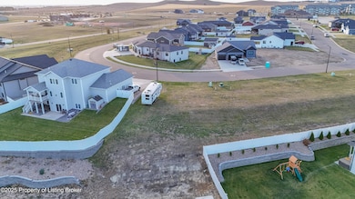 1814 Sunrise Dr, Dickinson, ND 58601 - photo 4