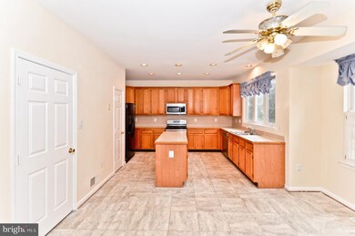 7712 Royal Azalea Ct, Springfield, VA 22153 - photo 2