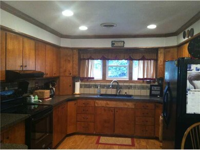 Kitchen. Beautiful neweat-in kitchen features crow
