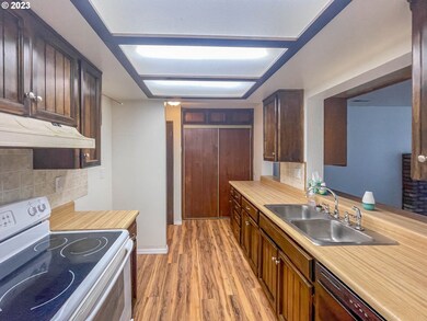 1315 E Fourth Ave, Sutherlin, OR 97479 - photo 5