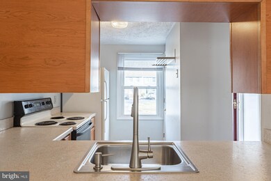 8480 Lazy Creek Ct, Springfield, VA 22153 - photo 7