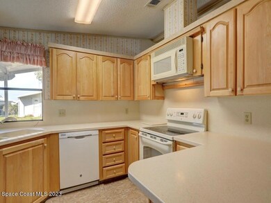 815 Hyacinth Cir, Sebastian, FL 32976 - photo 2