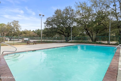 21_community pool