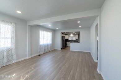 306 E A St Granger WA 98932-11