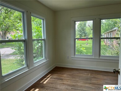 824 Bismark St, Seguin, TX 78155 - photo 4