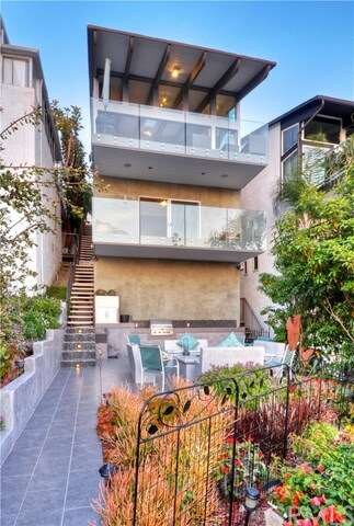 Beautiful patio to entertain company.