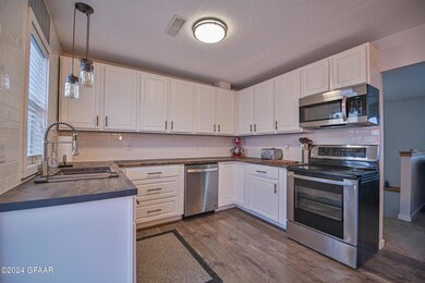 1615 11th Ave S, Grand Forks, ND 58201 - photo 2