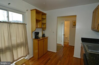 9536 Blake Ln, Fairfax, VA 22031 - photo 6