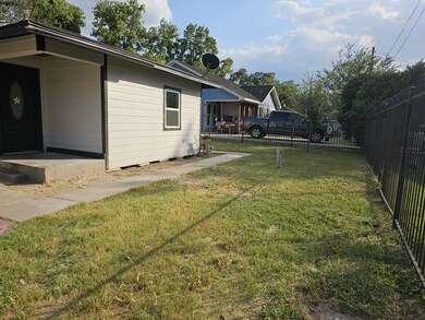 905 Ringold St, Houston, TX 77088 - photo 2