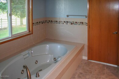 Master Jetted Tub