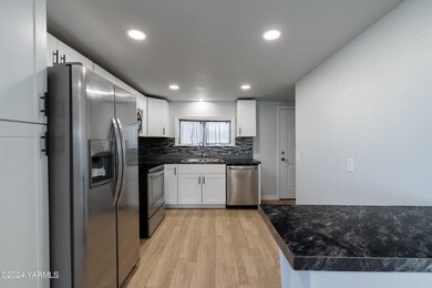 306 E A St Granger WA 98932-15