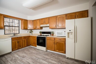 Eat-In-Kitchen