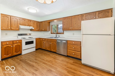 1115 Barcelona Dr, Greenwood, IN 46143 - photo 6