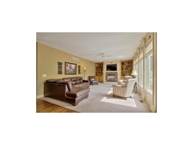 Built-in's, Fireplace and Great Natural Lighting i