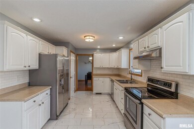 2836 W 63rd St, Davenport, IA 52806 - photo 3