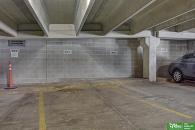 Regis unit 304, Omaha, NE 68102 - photo 6