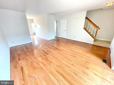 16940 Point Pleasant Ln, Dumfries, VA 22026 - photo 5