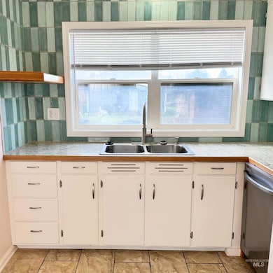 217 & 219 Oregon St, Gooding, ID 83330 - photo 5