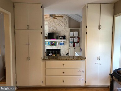 5720 Brewer House Cir, Rockville, MD 20852 - photo 3