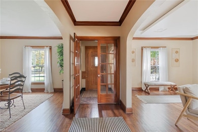 Foyer entrance with ornamental molding, a healthy 