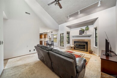 2917 S Poplar Ave, Broken Arrow, OK 74012 - photo 3