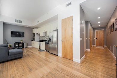 6-web-or-mls-106 N High St 005