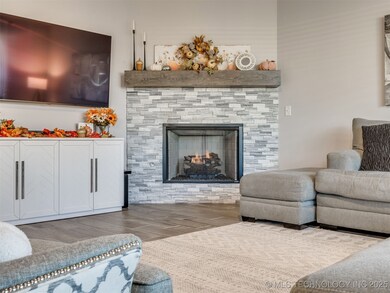 2010 W Fredericksburg Ct, Broken Arrow, OK 74011 - photo 4