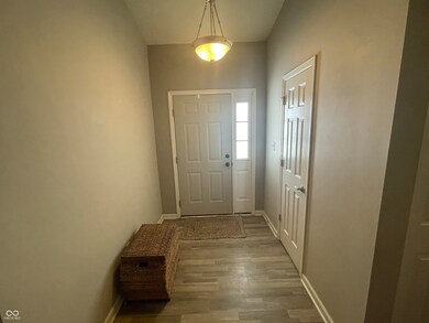 2018 Abbey Ln, Columbus Township, IN 47201 - photo 4